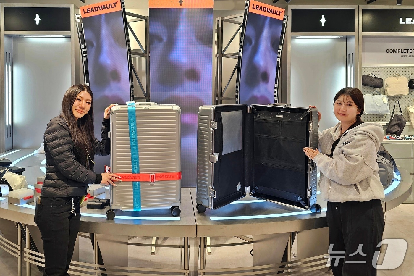 신세계백화점 센텀시티 관계자들이 리드볼트의 캐리어를 소개하고 있다.(신세계센텀시티 제공. 재판매 및 DB 금지)