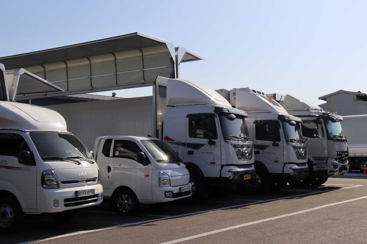 윙바디 특장차(가운데). (롯데렌탈 제공)