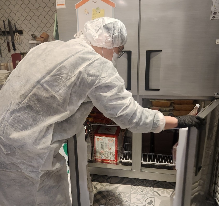  위생 취약 업소 점검 모습.(대전 서구 제공. 재판매 및 DB금지)/뉴스1