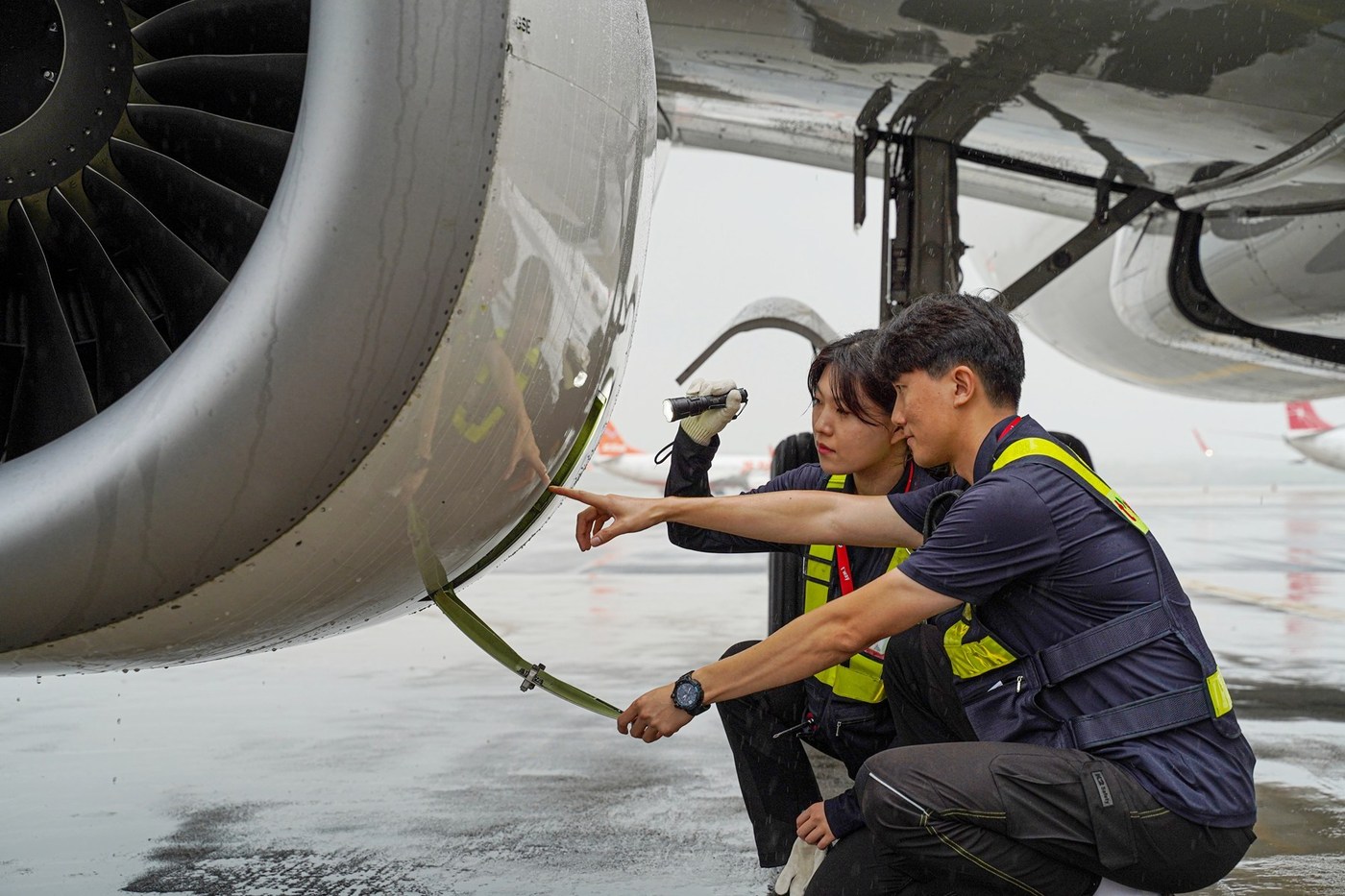 티웨이항공에서 근무하는 항공기 정비사의 모습(자료사진. 티웨이항공 제공).