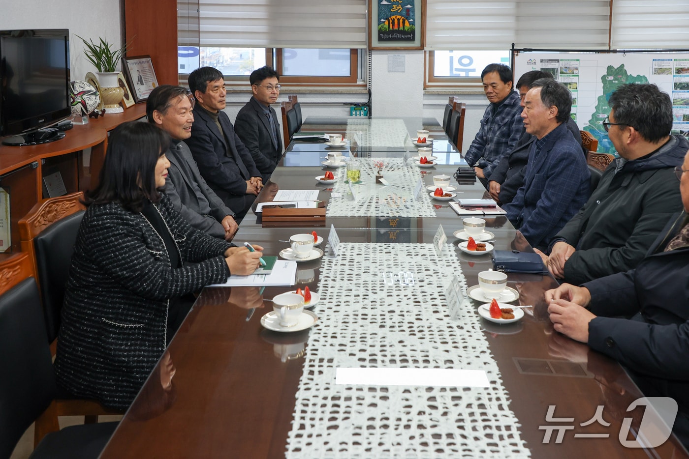 오스트리아 수입업체 판아시아와 수출업체 (주)골든힐 일행이 전북 진안군을 방문해 협력 방안을 논의하고 있다.(진안군제공, 재판매 및 DB금지(2026.2.3/뉴스1