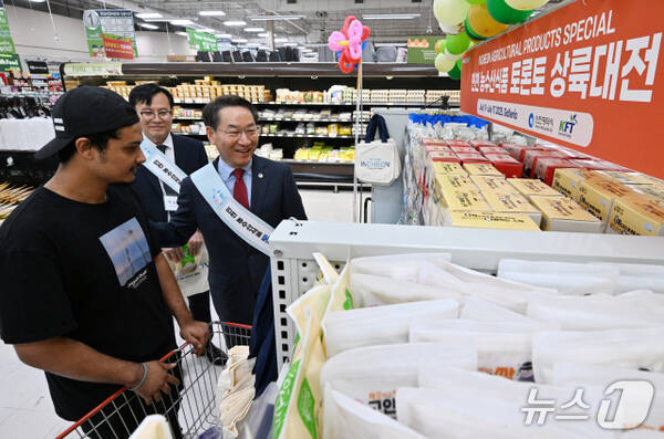 유정복 인천시장이 지난해 7월 14일 캐나다 토론토 갤러리아 슈퍼마켓 욕밀점에서 열린 '인천 농수산식품 토론토 상륙대전'에서 판매중인 농수산물을 홍보하고 있다. (인천시 제공.재판매 및 DB금지)