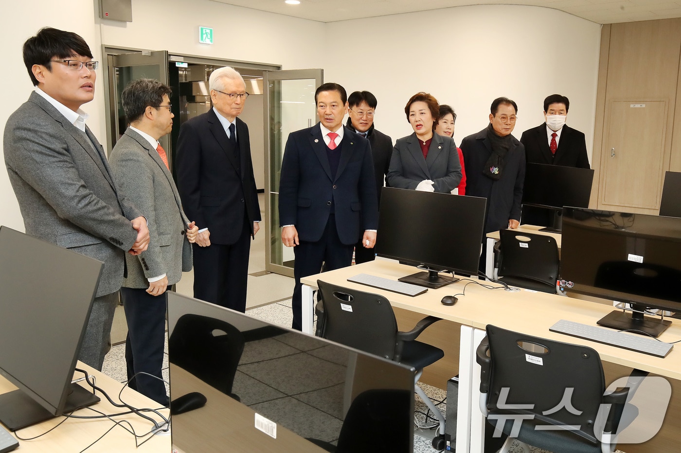 3일 계명대 대명캠퍼스에서 열린 '대구 남구 창업 플랫폼' 개관식에서 신일희 계명대 총장과 조재구 남구청장을 비롯한 내빈들이 창업 교육시설을 살펴보고 있다. 2026.2.3/뉴스1 ⓒ News1 공정식 기자