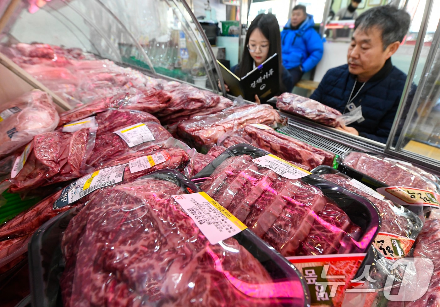 민족 대명절 설을 2주 앞둔 3일 경기 수원시 팔달구 못골시장에서 국립농산물품질관리원 경기지원 수원사무소 관계자들이 설을 앞두고 원산지 표시 점검을 하고 있다. (공동취재) 2026.2.3 ⓒ 뉴스1 김영운 기자
