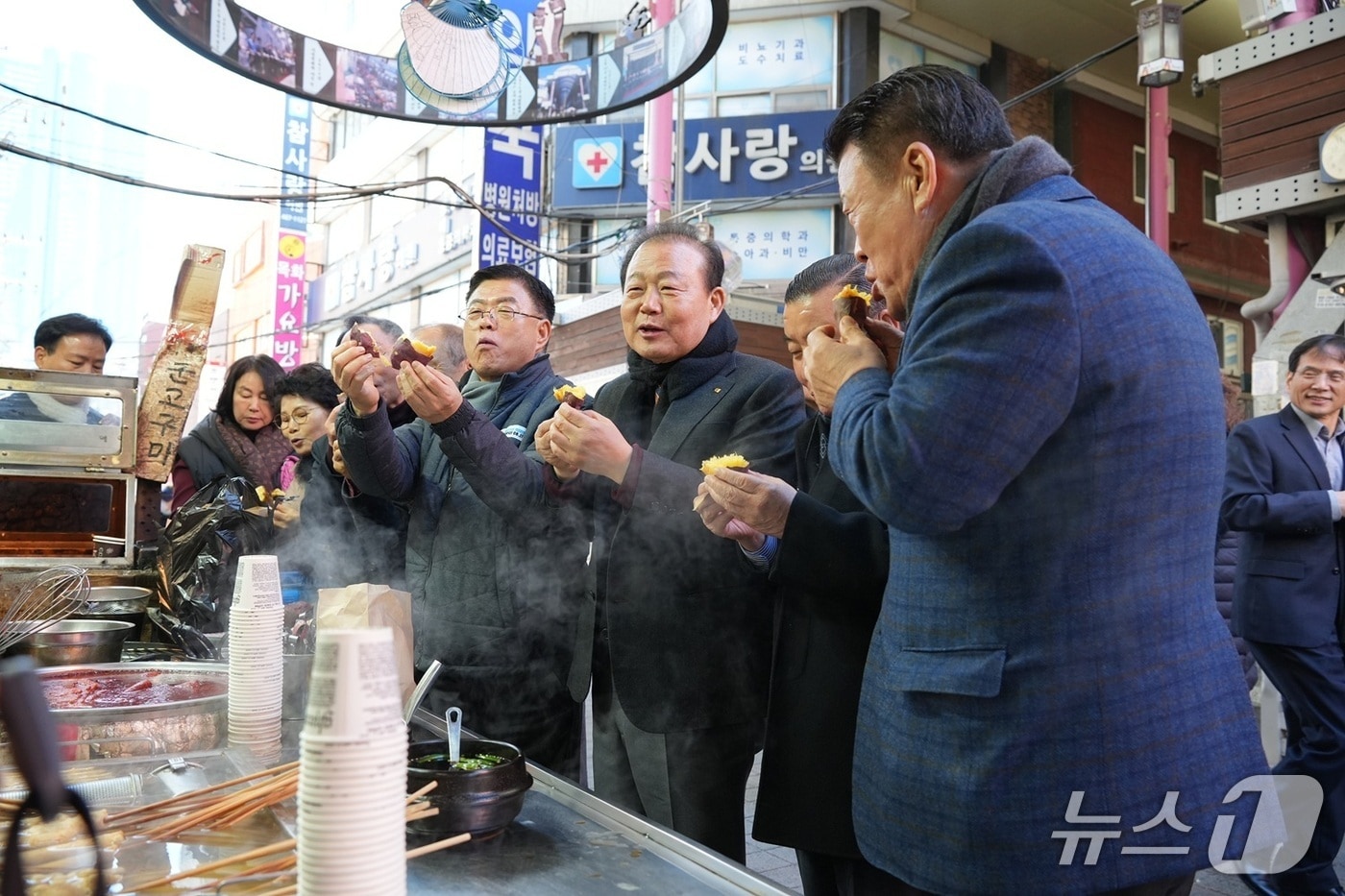 부산상공회의소 회장단이 설 명절을 앞두고 초량전통시장을 찾아 군고구마를 먹고 있는 모습 (부산상의 제공. 재판매 및 DB금지)