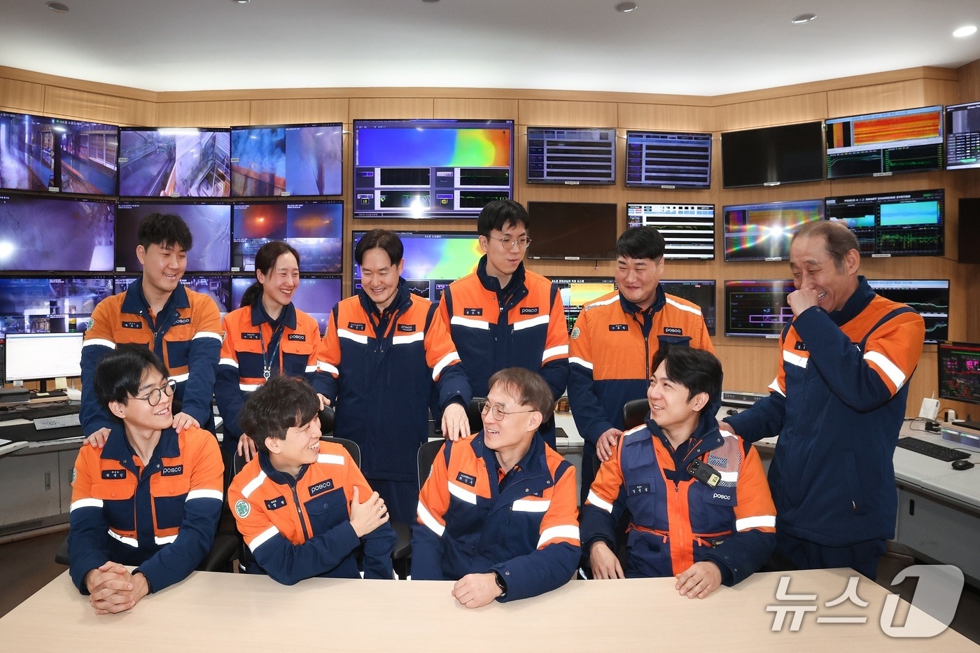 3일 인공지능(AI) 기반 소결 공정 스마트 제어 시스템을 개발한 포스코 포항제철소 제선부 및 기술연구원 공정DX연구소 직원들.(포스코 포항제철소제공, 재판매 및 DB금지) 2026.2.3/뉴스1