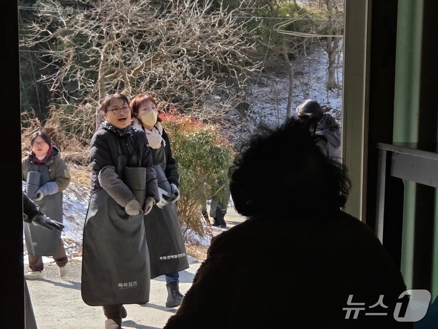 3일 오전 11시께 전주연탄은행 봉사자들이 염막례 씨의 집에 연탄을 나르고 있다.2026.2.3/뉴스1 문채연 기자