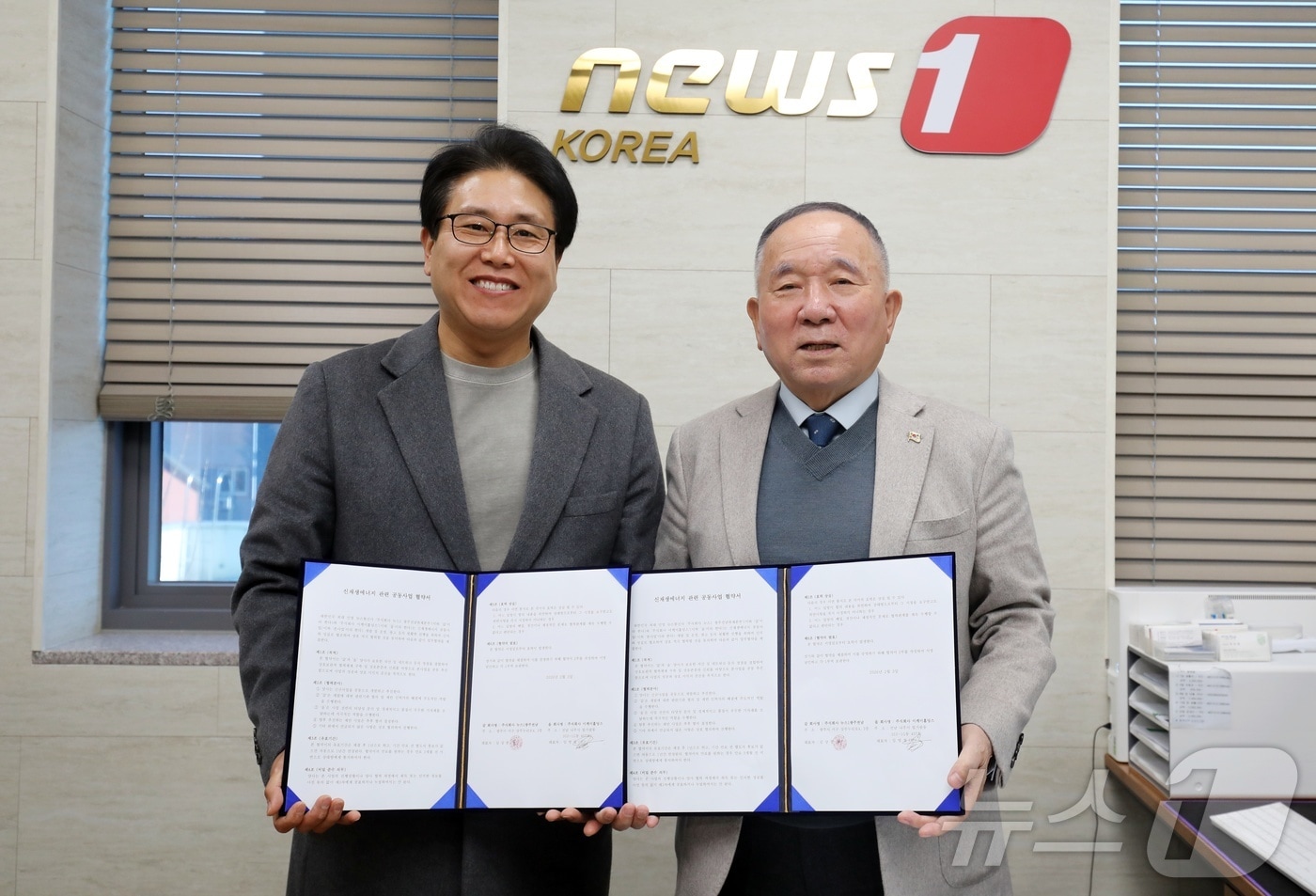 김상풍 뉴스1 광주전남본부 대표(오른쪽)와 임영철 이케이홀딩스 대표가 3일 신재생에너지 관련 공동사업 추진을 위한 업무협약을 체결했다. 2026.2.3/뉴스1