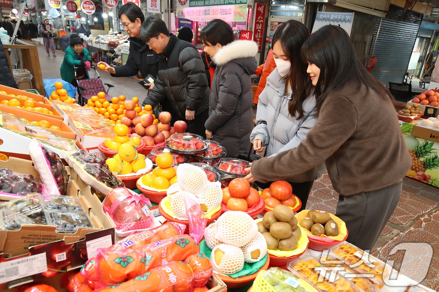 3일 오후 대구 남구 대명시장에서 열린 '설맞이 전통시장 장보기' 행사에 참여한 남구청 직원들이 과일을 고르고 있다. 2026.2.3/뉴스1 ⓒ News1 공정식 기자