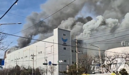 3일 오후 2시 59분께 경기 시흥시 정왕동 SPC삼립 시화공장에서 불이 나 소방 당국이 대응 1단계를 발령하고 진화 작업을 벌이고 있다. (독자 제공. 재판매 및 DB 금지) 2026.2.3/뉴스1
