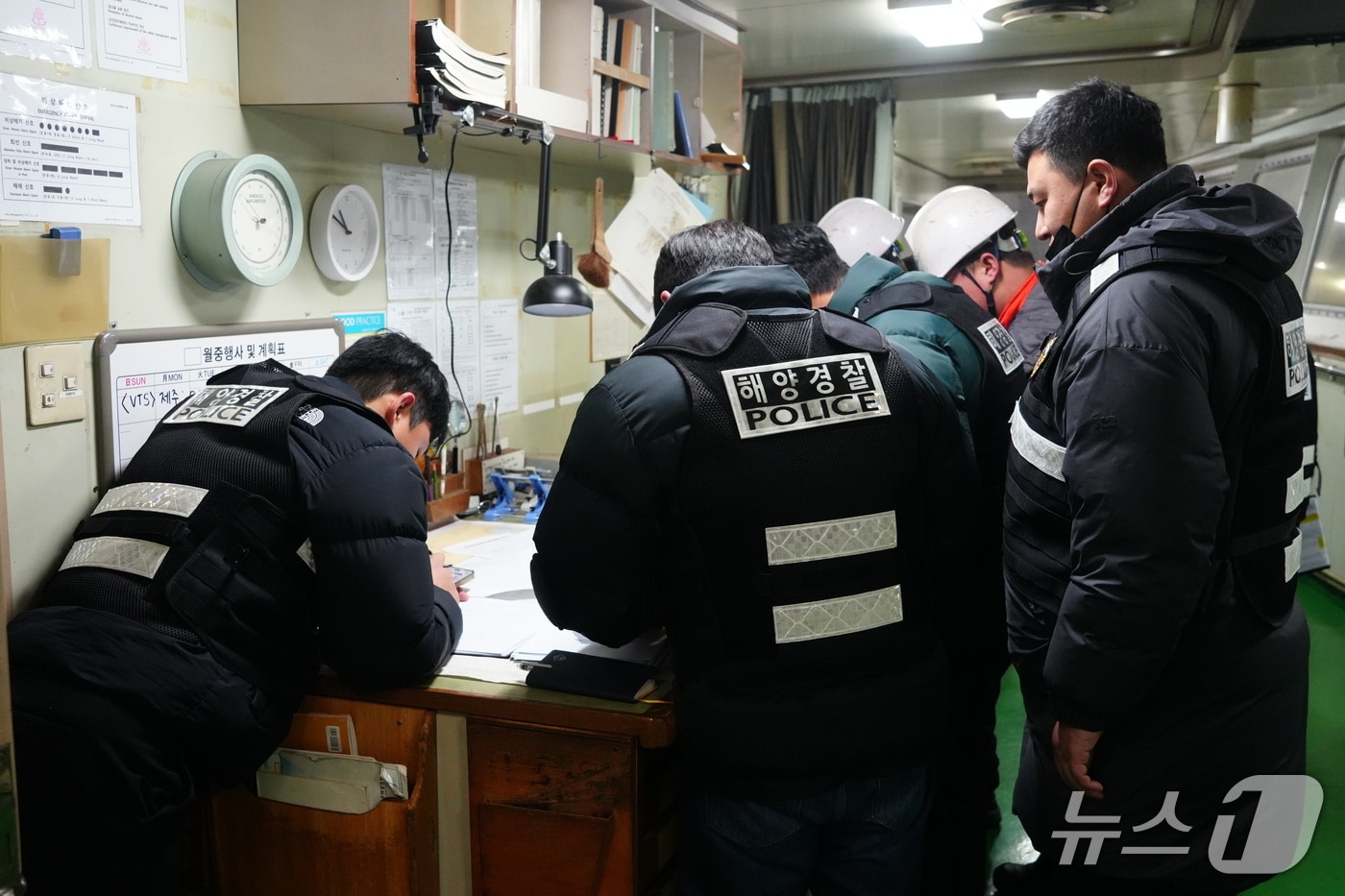 승선 정원 초과한 화물선 단속하는 목포해경. (목포해경 제공. 재판매 및 DB 금지)