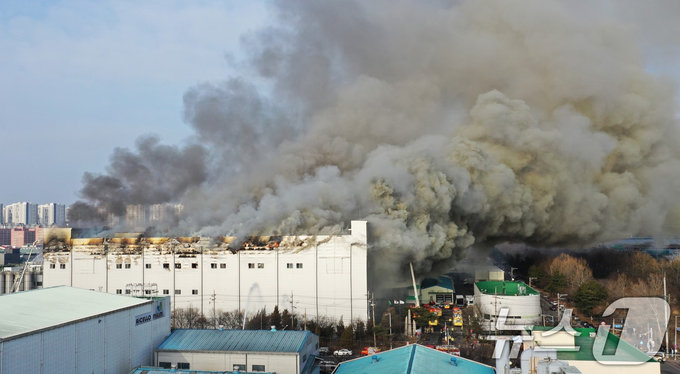 3일 오후 경기 시흥시 정왕동 SPC삼립 시화공장에서 불이 나 소방 당국이 대응 1단계를 발령하고 진화 작업을 벌이고 있다. 2026.2.3/뉴스1 ⓒ News1 김영운 기자
