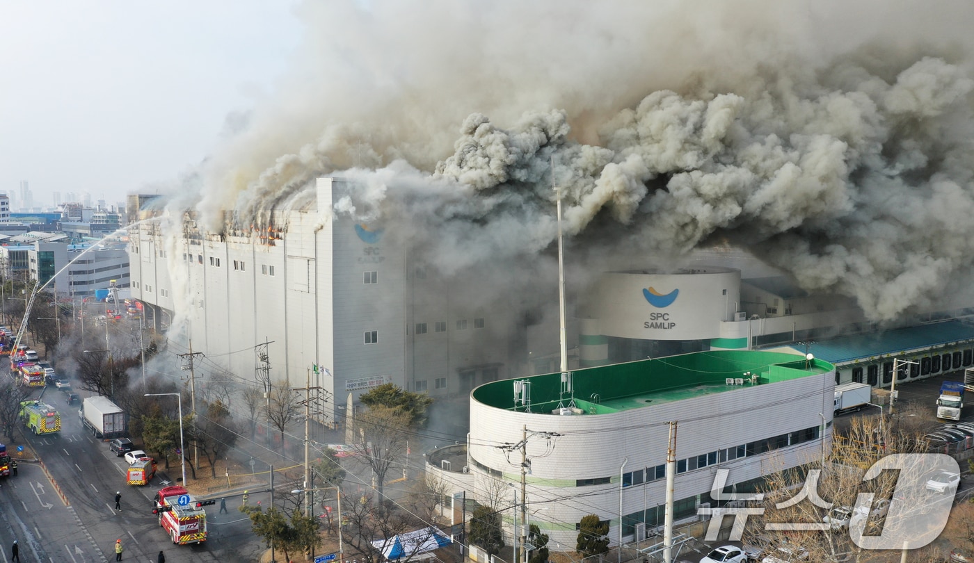 3일 오후 경기 시흥시 정왕동 SPC삼립 시화공장에서 불이 나 소방 당국이 대응 1단계를 발령하고 진화 작업을 벌이고 있다. 2026.2.3 ⓒ 뉴스1 김영운 기자