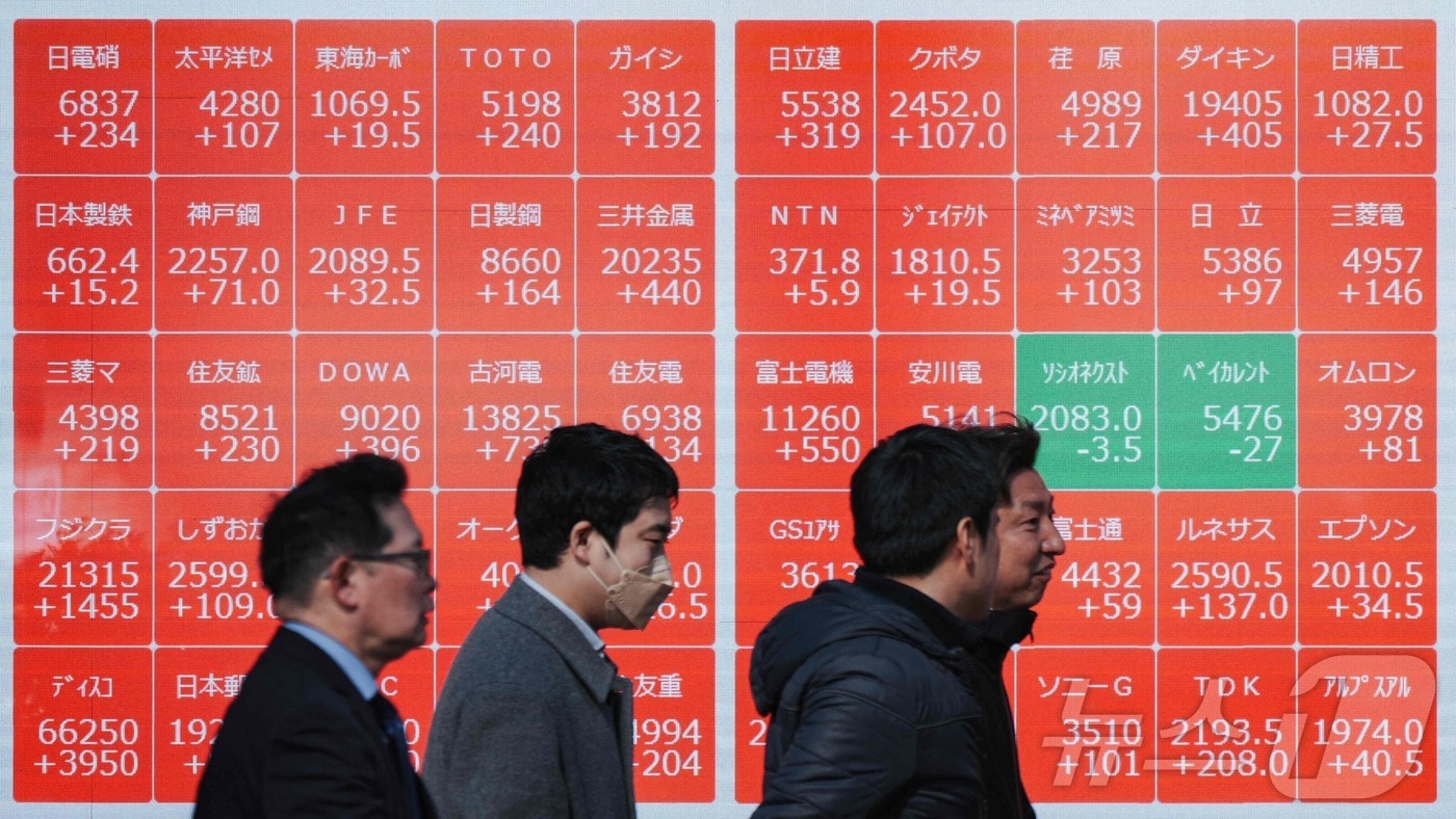 도쿄증권거래소의 닛케이 225 주가가 표시된 전광판 앞을 보행자들이 지나가고 있다. 2026.02.03 ⓒ AFP=뉴스1