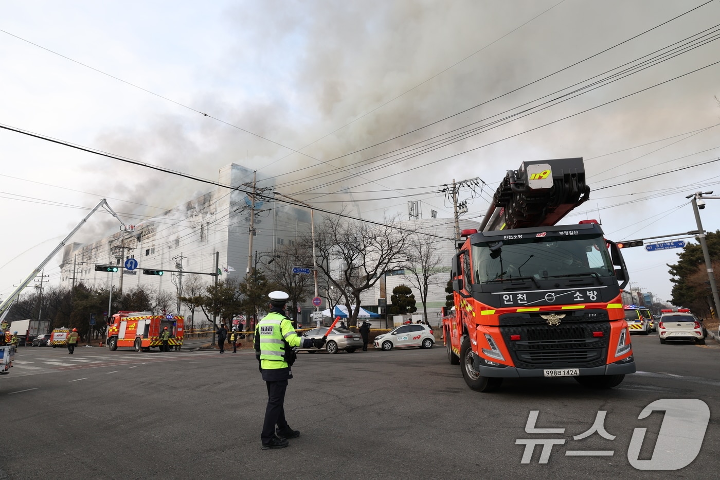 3일 오후 경기 시흥시 정왕동 SPC삼립 시화공장에서 불이 나 소방 당국이 대응 1단계를 발령하고 진화 작업을 벌이고 있다. 2026.2.3/뉴스1 ⓒ News1 김영운 기자