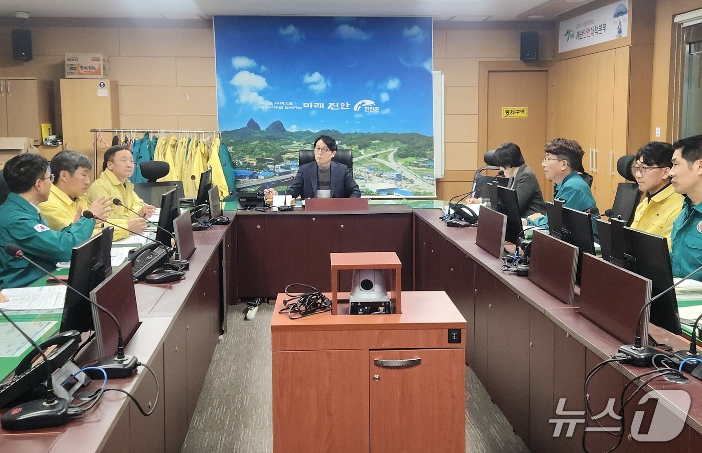 3일 이경영 전북 진안부군수가 군청 내 관련 부서 회의를 주재하고 현안업무와 전북도 협조 사항을 전달하고 있다.(진안군제공, 재판매 및 DB금지)2026.2.3/뉴스1