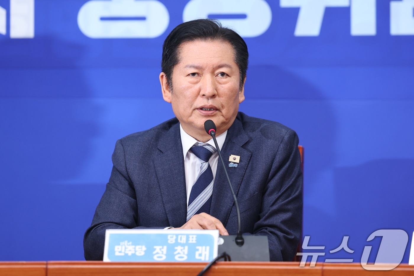 정청래 더불어민주당 대표가 지난 3일 서울 여의도 국회에서 1인 1표제 관련 당헌 개정안 중앙위원회 가결에 따른 입장을 밝히고 있다.2026.2.3/뉴스1 ⓒ News1 이승배 기자