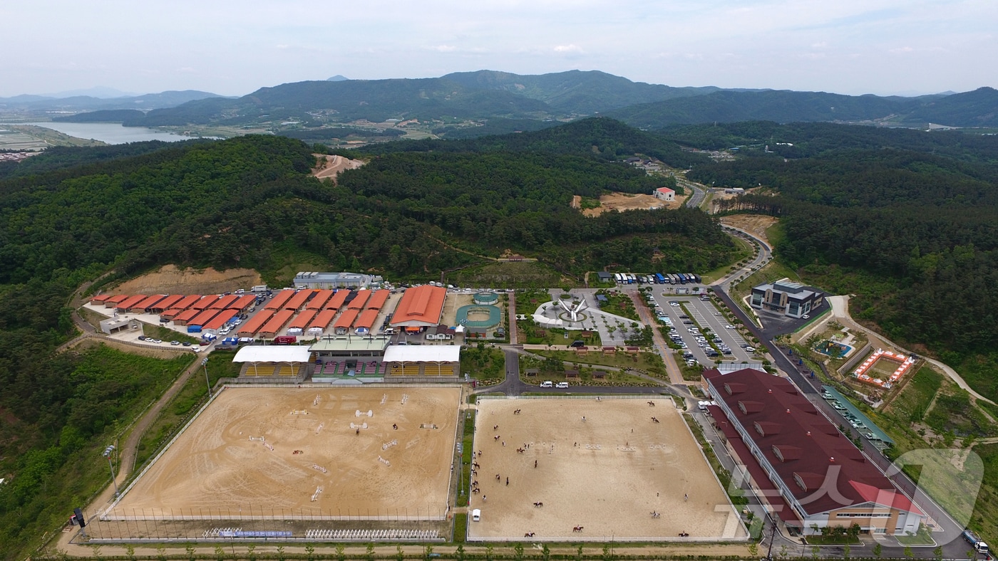 경북 상주시 국제승마장관리사업소가 초·중·고교생을 대상으로 ‘학교체육 승마수업 지원 사업’에 참여할 학교를 모집한다.사진은 상주 국제승마장.(상주시 제공. 재판매 및 DB금지) /뉴스1
