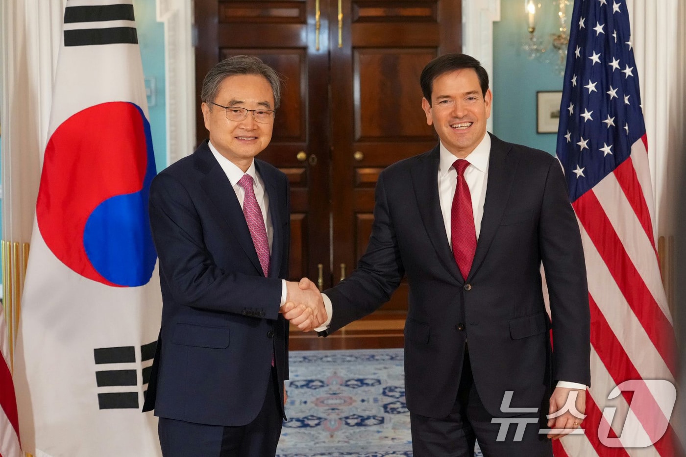조현 외교부 장관이 3일(현지시간) 미국 워싱턴DC 국무부 청사에서 마코 루비오 미 국무장관과 만나 한미 외교장관 회담을 갖기에 앞서 악수하고 있다. (외교부 제공. 재판매 및 DB 금지) 2026.2.4/뉴스1 ⓒ News1 임세영 기자