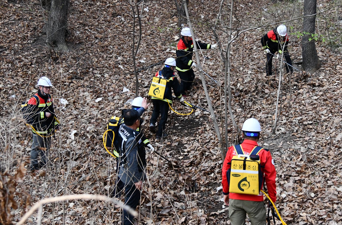 지난 4월 진행한 일반공무원 및 산불전문예방진화대 산불진화 현장실습 모습(노원구 제공)