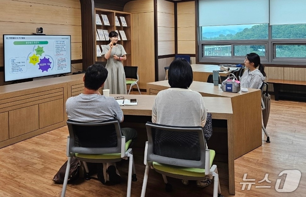 용인시농업기술센터의 컨설팅 지원을 받은 용인곤충테마파크와 판앤트리 등 2개 농장이 농촌진흥청 '우수 치유농업시설 인증'을 받았다. 사진은 농업기술센터가 컨설팅을 하고 있는 모습.(농업기술센터 제공)