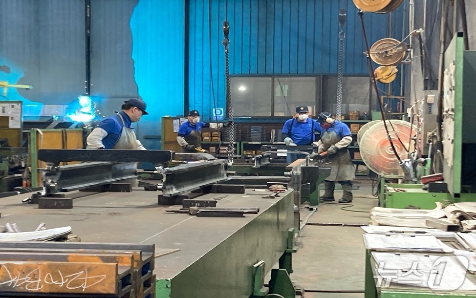 남동공단 철강 제조 공장에서 근로자가 철판 가공 작업을 하고 있다. (인천시 제공.재판매 및 DB금지)