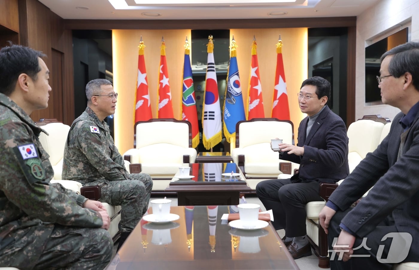 이상일 시장은 3일 지상작전사령부를 방문해 주성운 사령관(대장) 등 군 관계자들에게 감사의 뜻을 전하고 양 기관의 협력 방안을 논의했다.(용인시 제공)