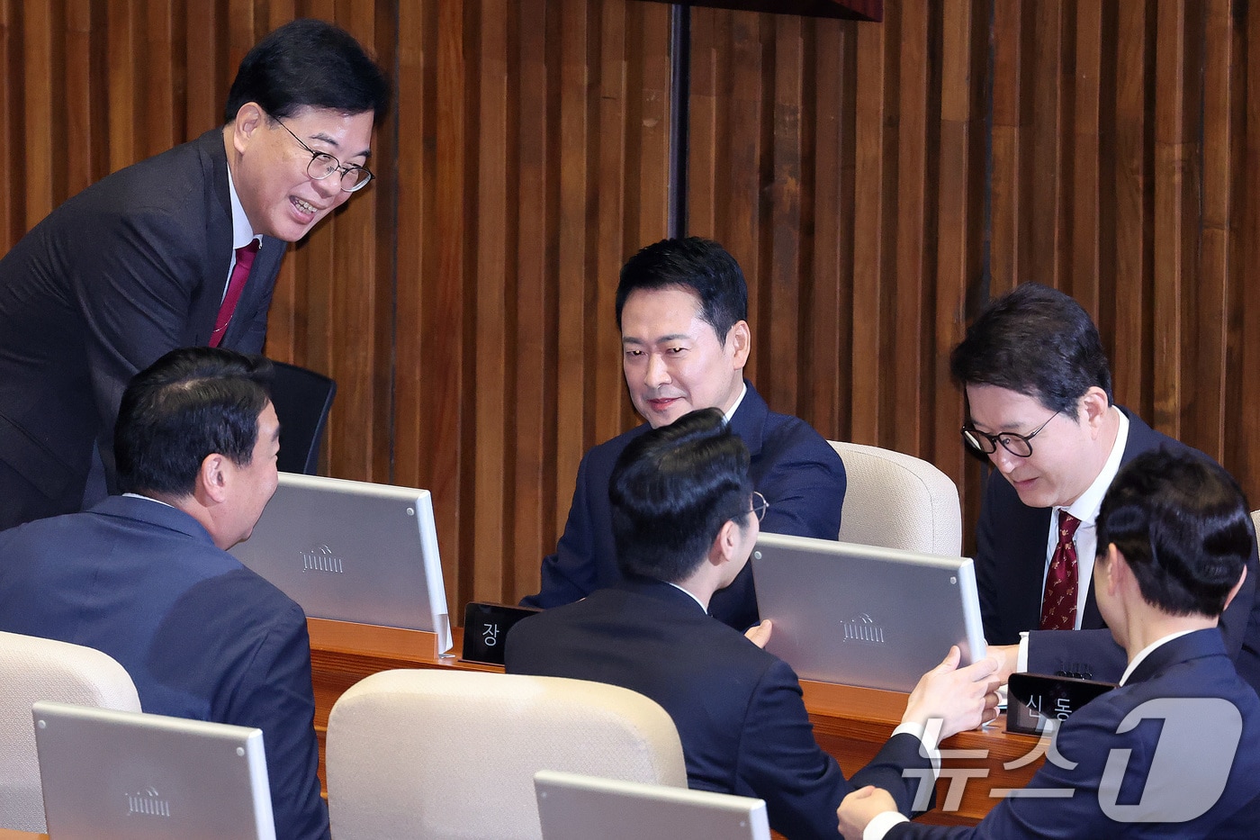 장동혁 국민의힘 대표가 4일 서울 여의도 국회에서 열린 제432회국회(임시회) 제3차 본회의에서 송언석 원내대표(왼쪽) 등 지도부와 대화하고 있다. 2026.2.4/뉴스1 ⓒ News1 신웅수 기자