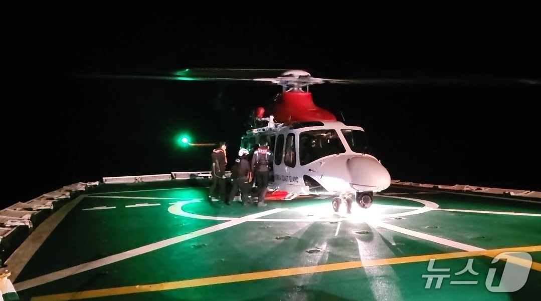 태안해경이 지난 3일 유조선에 탑승 중 뇌출혈이 발생한 40대를 구조한 뒤 헬기장으로 이송 중인 모습. (태안해경 제공, 재판매 및 DB금지) / 뉴스1