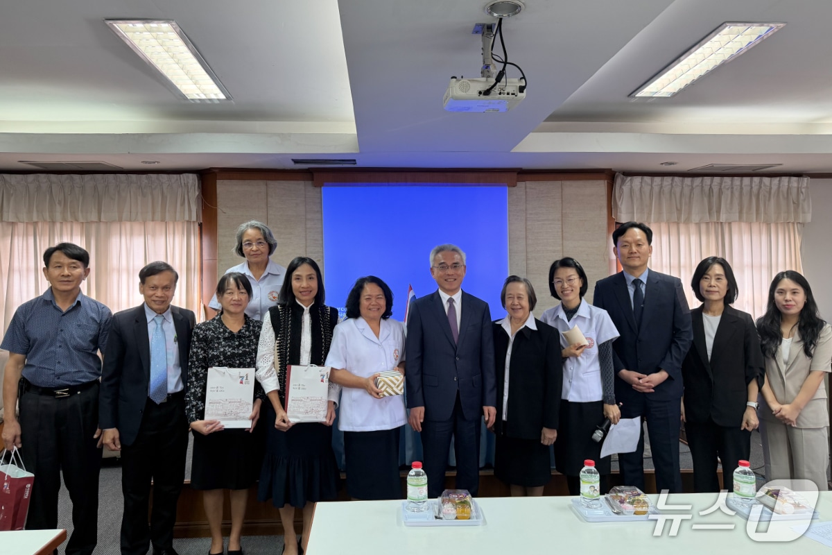 태국 치앙라이 치앙라이비타야콤학교에서 열린 협약식에서 양 학교 관계자 등이 기념 촬영을 하고 있다. (목원대 제공.재판매 및 DB금지)/뉴스1