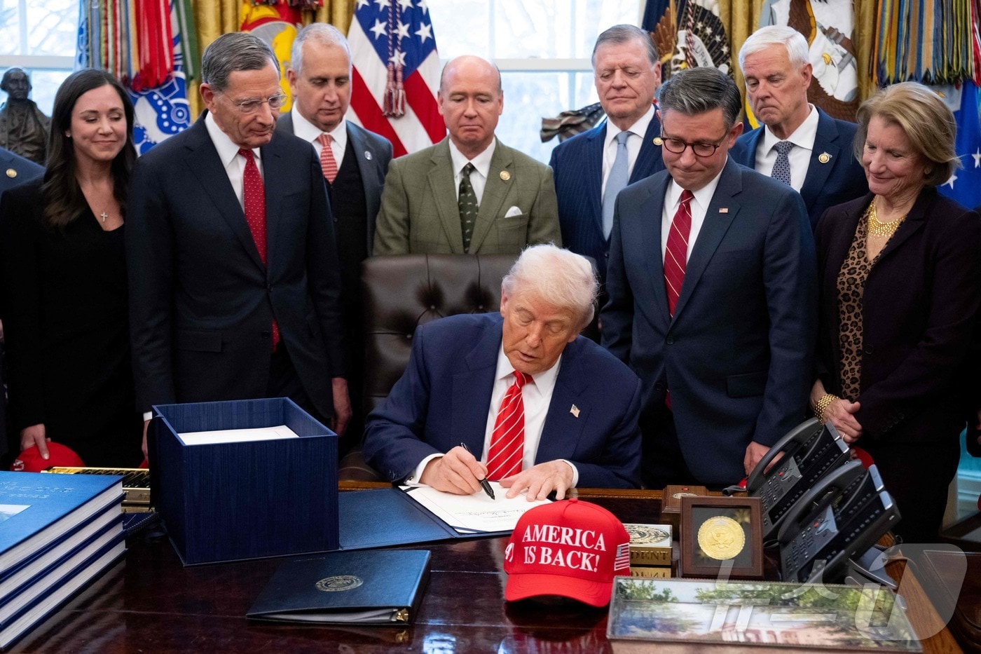 도널드 트럼프 미국 대통령이 3일(현지시간) 백악관의 오벌 오피스에서 정부 셧다운을 종료하는 예산 법안에 서명하고 있다. 2026.02.03 ⓒ AFP=뉴스1 ⓒ News1 최종일 선임기자