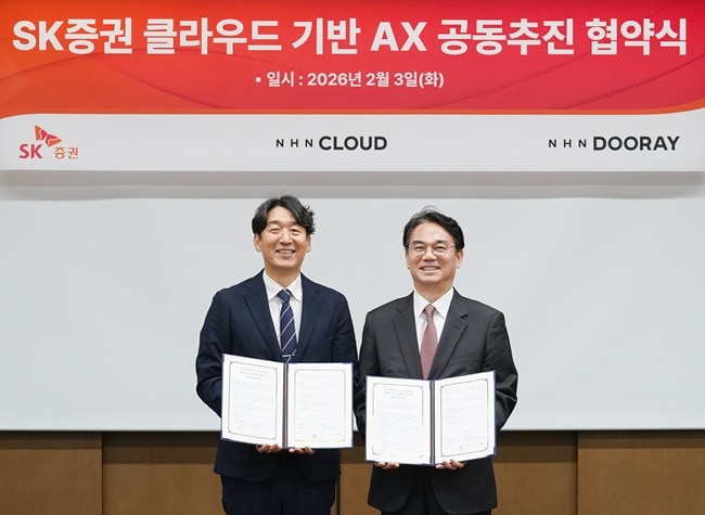 김동훈 NHN클라우드 대표(왼쪽), 정준호 SK증권 대표가 협약식 후 기념촬영을 하고 있는 모습.(NHN 클라우드 제공)