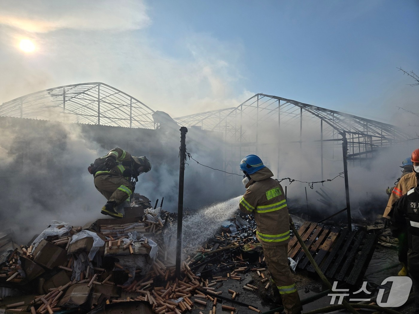 출동한 소방대원들이 화재 진압하고 있다.(부산소방본부 제공. 재판매 및 DB 금지)