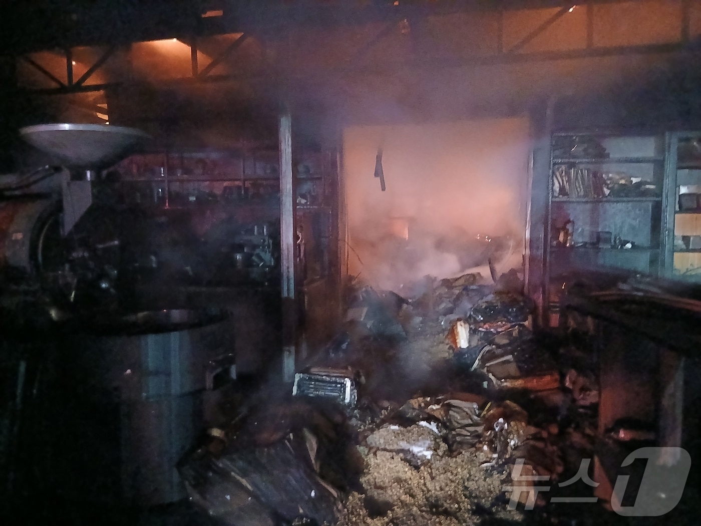 4일 오전 2시 49분께 전북 익산시 오산면의 한 커피콩 제조 공장에서 불이 나 약 1시간 50분만에 진화됐다.(전북소방본부 제공. 재판매 및 DB금지) ⓒ News1 문채연 기자