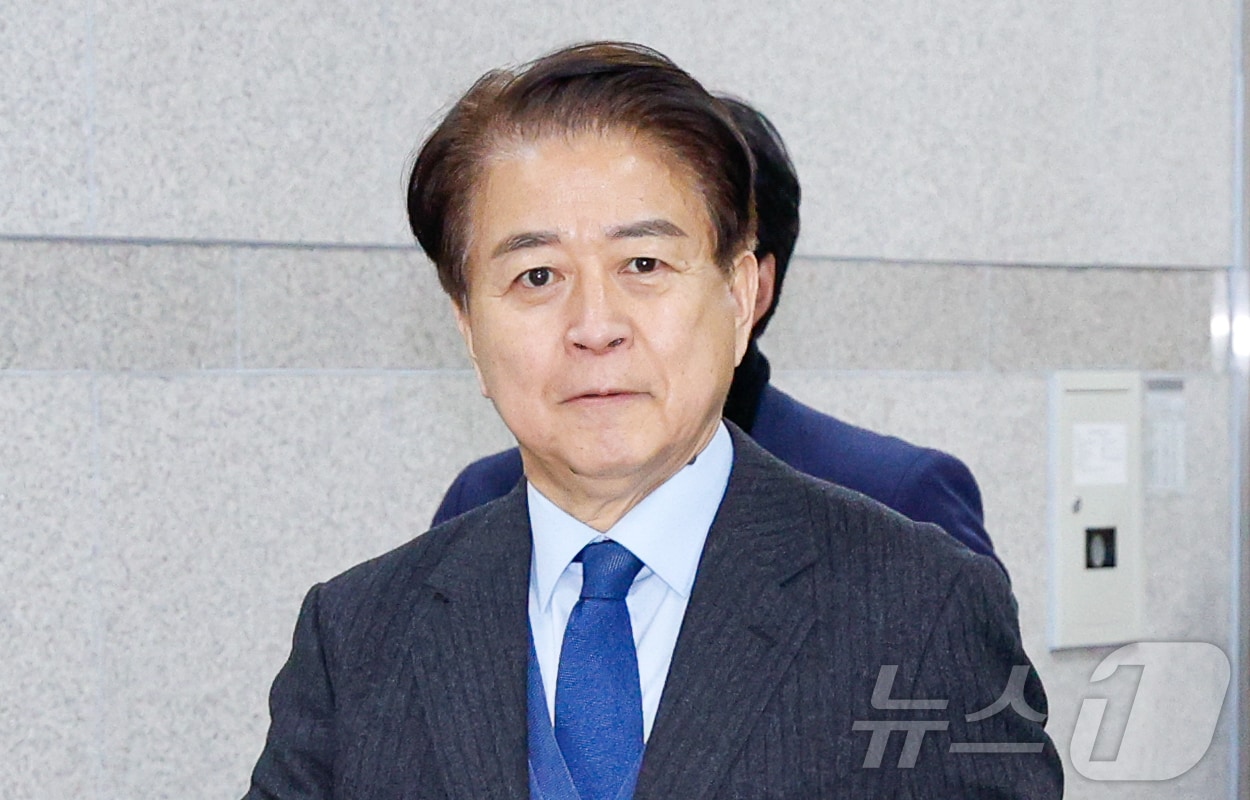 '6천만원 뇌물 수수 혐의'와 관련 1심에서 무죄를 선고받은 노웅래 전 더불어민주당 의원이 4일 오후 서울 서초구 중앙지방법원에서 정치자금법 위반 등 항소심 첫 공판에 출석하고 있다. 2026.2.4 ⓒ 뉴스1 안은나 기자