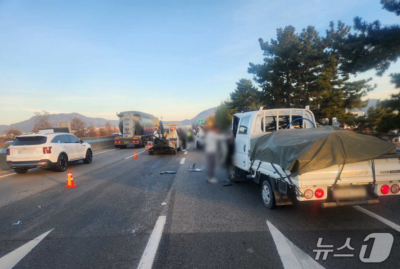 3일 오후 남해고속도로 북부산요금소 인근 교통사고 현장.(부산경찰청 제공. 재판매 및 DB 금지)
