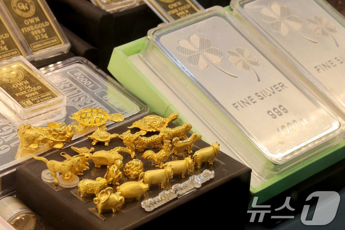 급락했던 금과 은 가격이 반등세를 보인 4일 서울 종로구의 귀금속 상점에 금,은 제품들이 진열돼 있다. 2026.2.4/뉴스1 ⓒ News1 이광호 기자