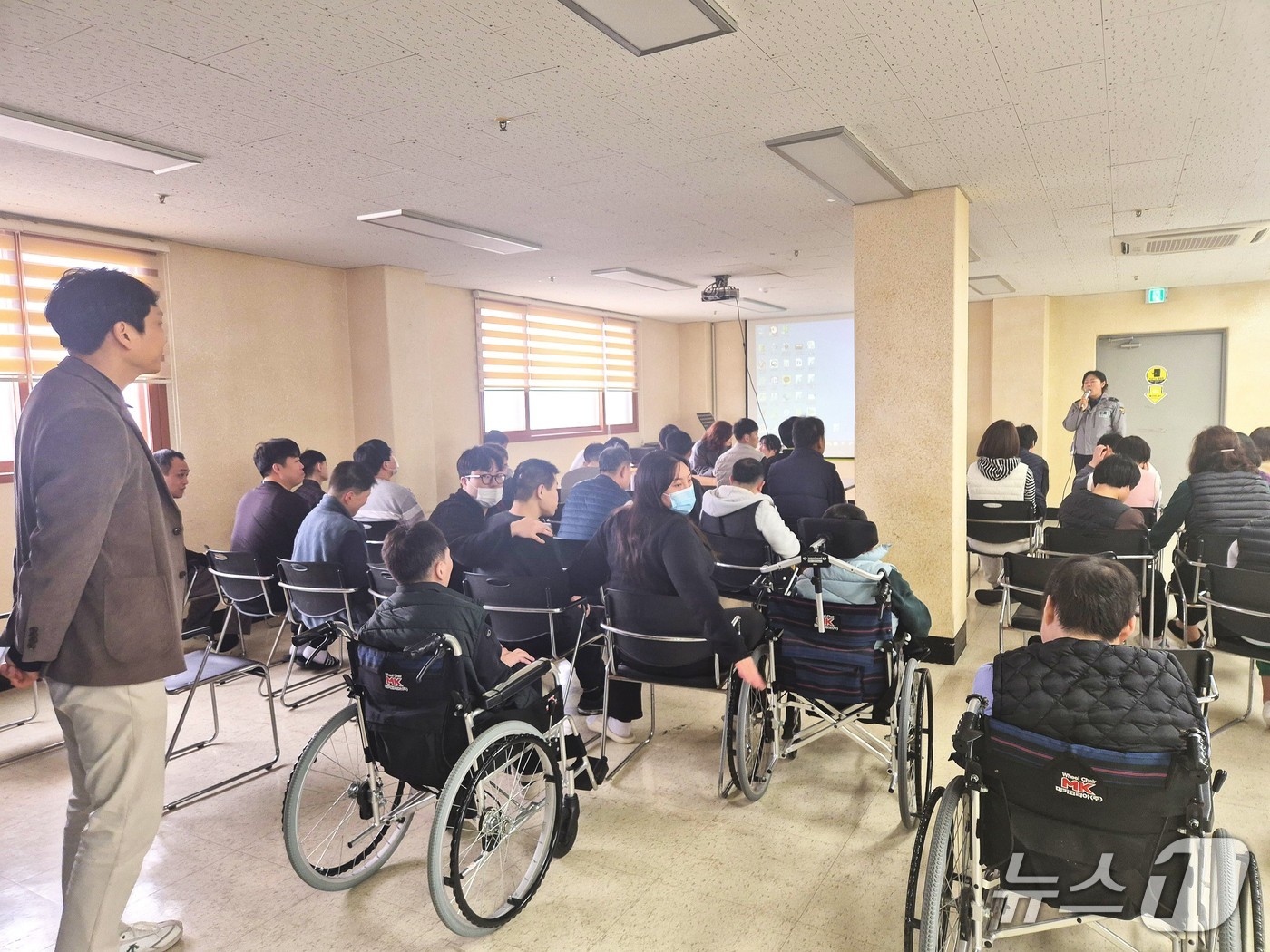 전북 경찰이 장애인 거주시설을 대상으로 합동 점검을 진행하고 있다.(전북경찰청 제공. 재판매 및 DB금지)