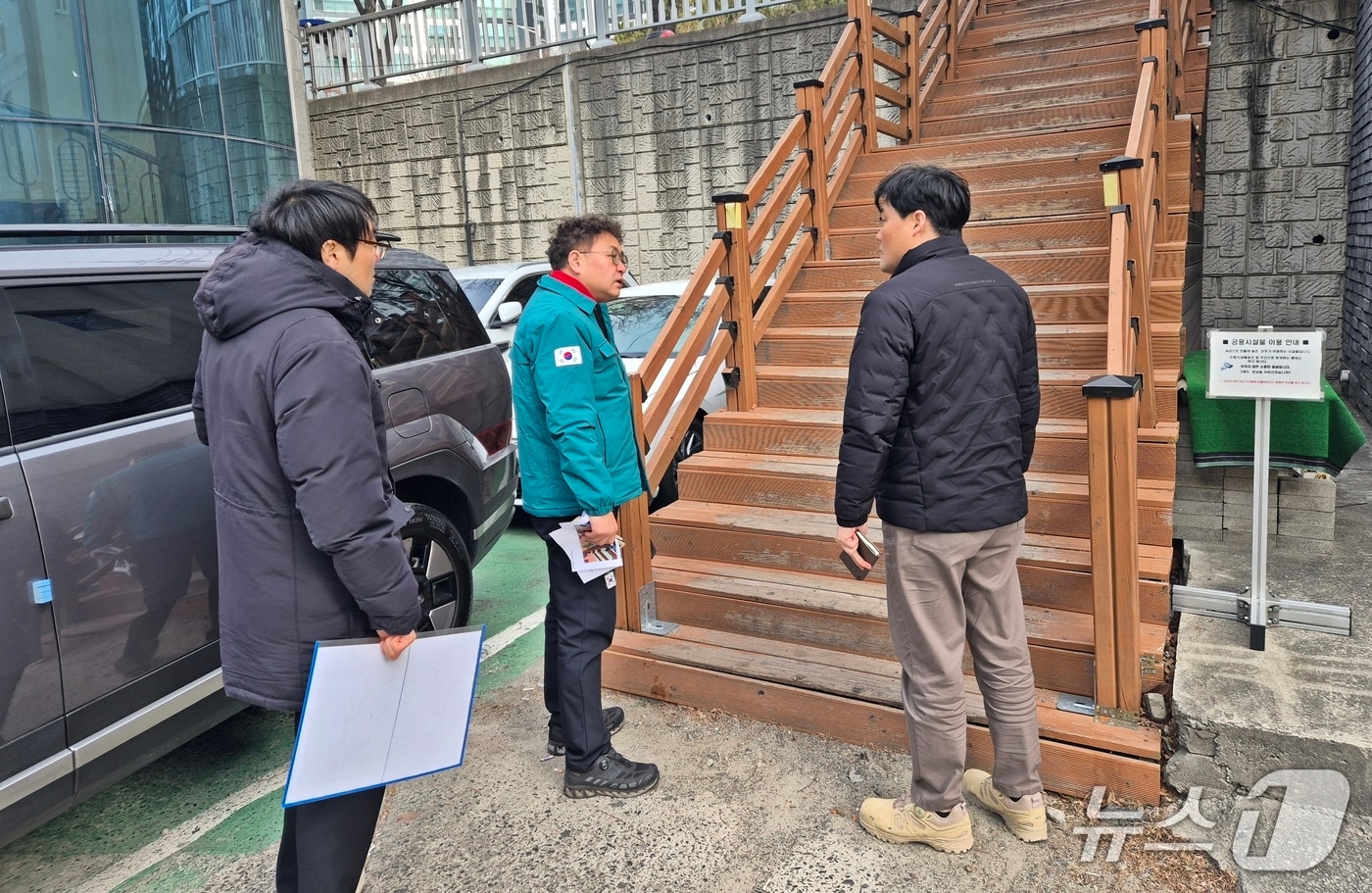 울산북구의회 김상태 의장이 4일 북구 건설과 관계자들과 함께 지은지 약 15년이 지나 삭거나 썩어 안전사고 위험이 큰 매곡동 800 일원 나무데크 계단 민원 현장을 방문, 개선을 요구했다.(제공. 재판매 및 DB금지)/뉴스1
