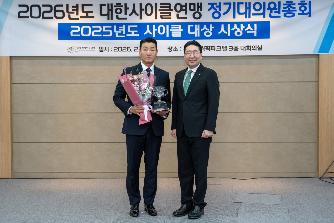 사이클 국가대표팀 박일창 총감독(왼쪽)과 이상현 대한사이클연맹 회장.(대한사이클연맹 제공)