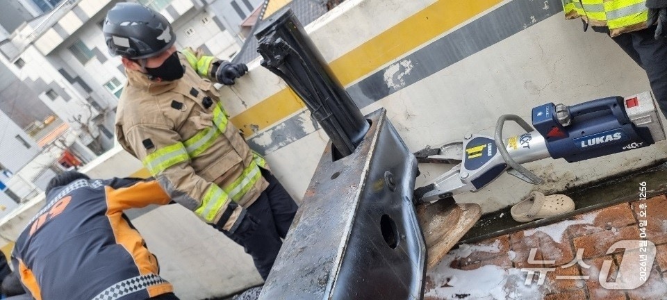 4일 낮 12시40분께 대전의 한 대학교 기숙사 건물에서 50대 크레인 기사 A 씨가 장비와 벽 사이에 끼이는 사고가 발생했다.(대전소방본부 제공) /뉴스1