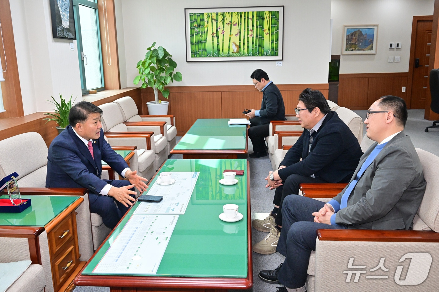 울산광역시의회 이성룡 의장이 4일 시의회 의장실에서 의원 간 교육청 조례 개정안을 둘러싼 의견 대립을 중재하기 위해 직접 조율에 나서 합리적인 해법을 모색하고 원활한 의회 운영을 도모하기 위한 회의를 주재했다.(시의회 제공. 재판매 및 DB금지)/뉴스1