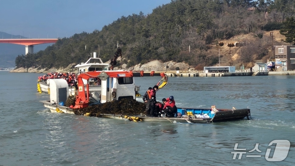 4일 오전 11시 42분쯤 전남 완도군 신지도의 한 선착장에서 6톤 양식장관리선이 침수돼 완도해경이 구조작업하고 있다.(완도해경 제공. 재판매 및 DB 금지)