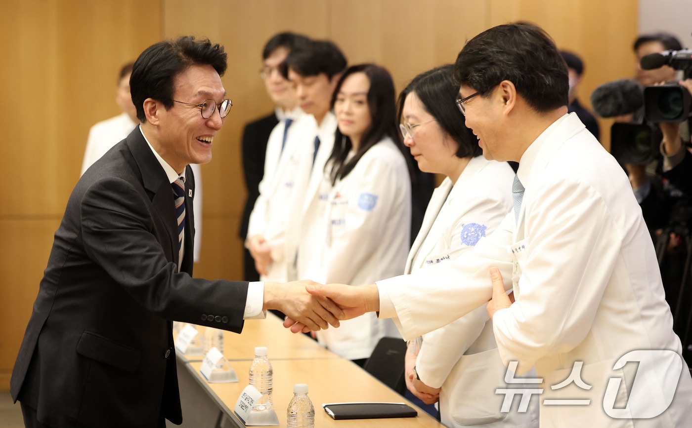 김민석 국무총리가 4일 경기 성남시 분당서울대학교병원에서 열린 희귀질환 간담회에 참석해 병원 관계자들과 인사를 나누고 있다. (공동취재) 2026.2.4/뉴스1 ⓒ News1 김영운 기자