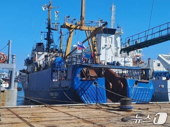 부산 남외항 묘박지에 정박 중인 813톤짜리 러시아 국적 원양어선.(부산해경 제공. 재판매 및 DB 금지)