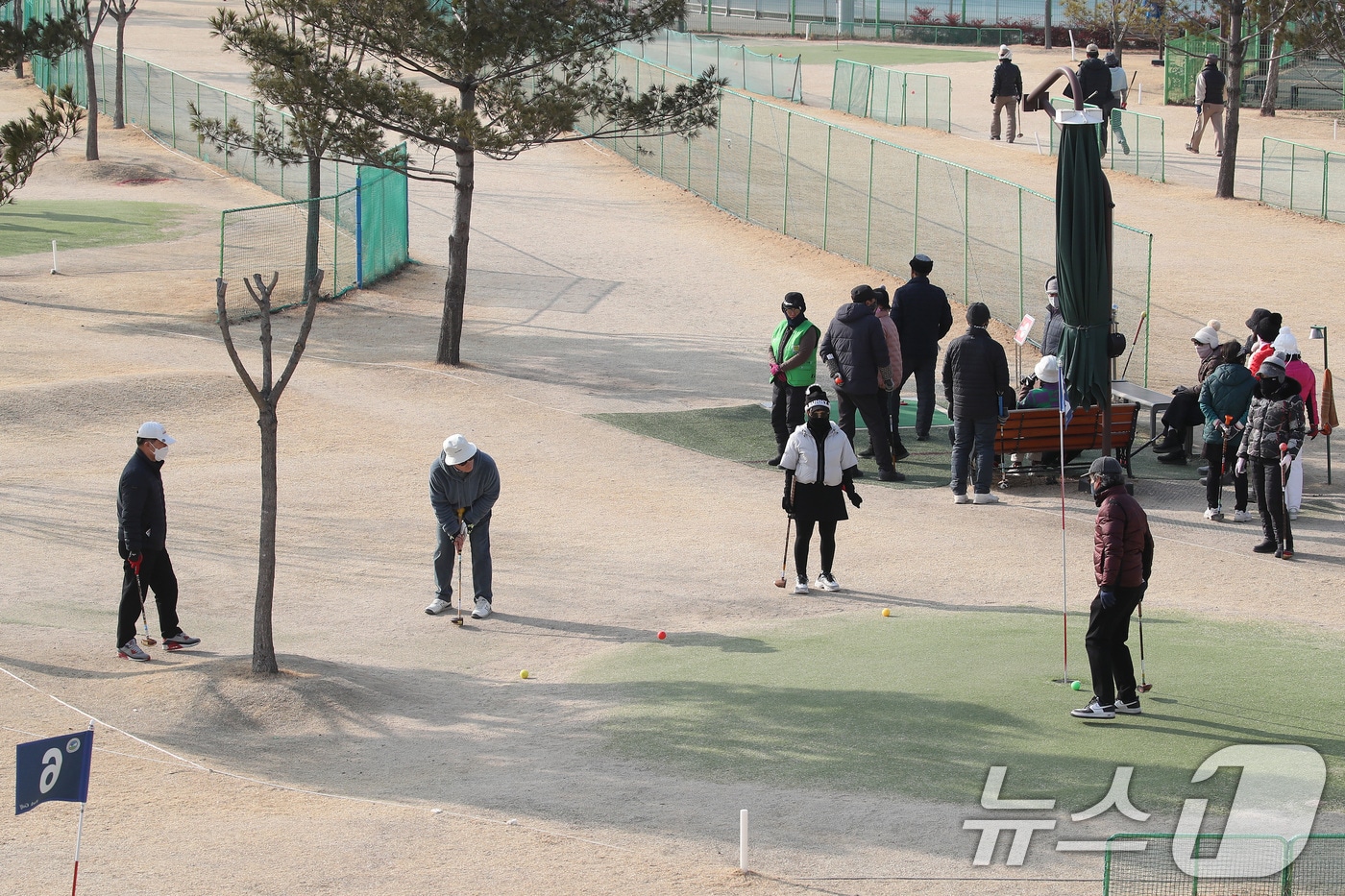 대구 수성구 팔현파크골프장을 찾은 동호인들이 포근한 날씨 속에 파크골프를 즐기고 있다. 2026.2.4 ⓒ 뉴스1 공정식 기자