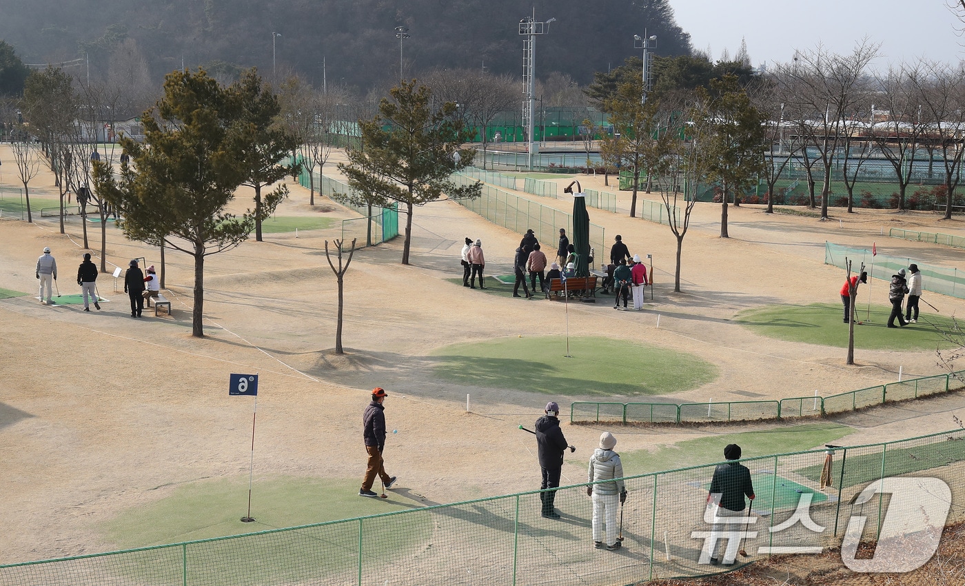 절기상 입춘(立春)인 4일 포근한 날씨를 보이자 대구 수성구 팔현파크골프장을 찾은 시민들이 삼삼오오 모여 운동을 즐기고 있다. 2026.2.4/뉴스1 ⓒ News1 공정식 기자