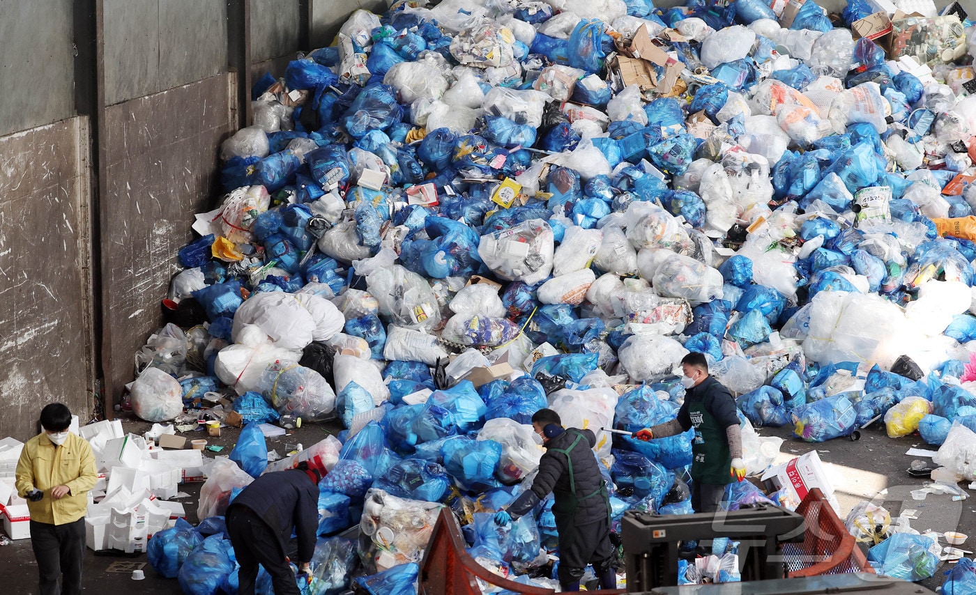재활용선별장에서 쌓인 생활 쓰레기.(사진은 기사 내용과 무관함) / 뉴스1