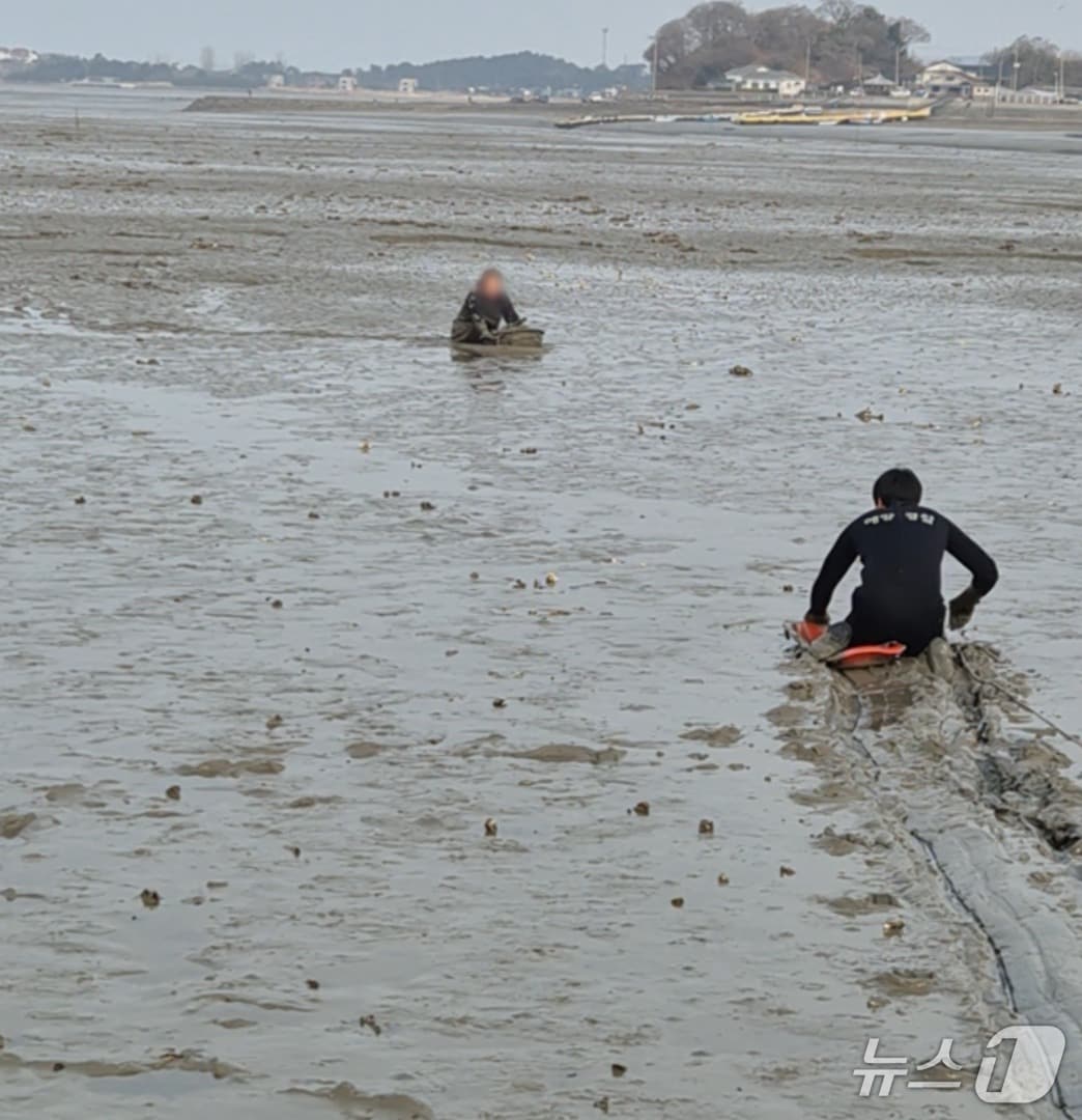  태안 소원면 소근진 갯벌서 고립된 60대를 해경이 구조 중인 모습. (태안해경 제공, 재판매 및 DB금지) / 뉴스1