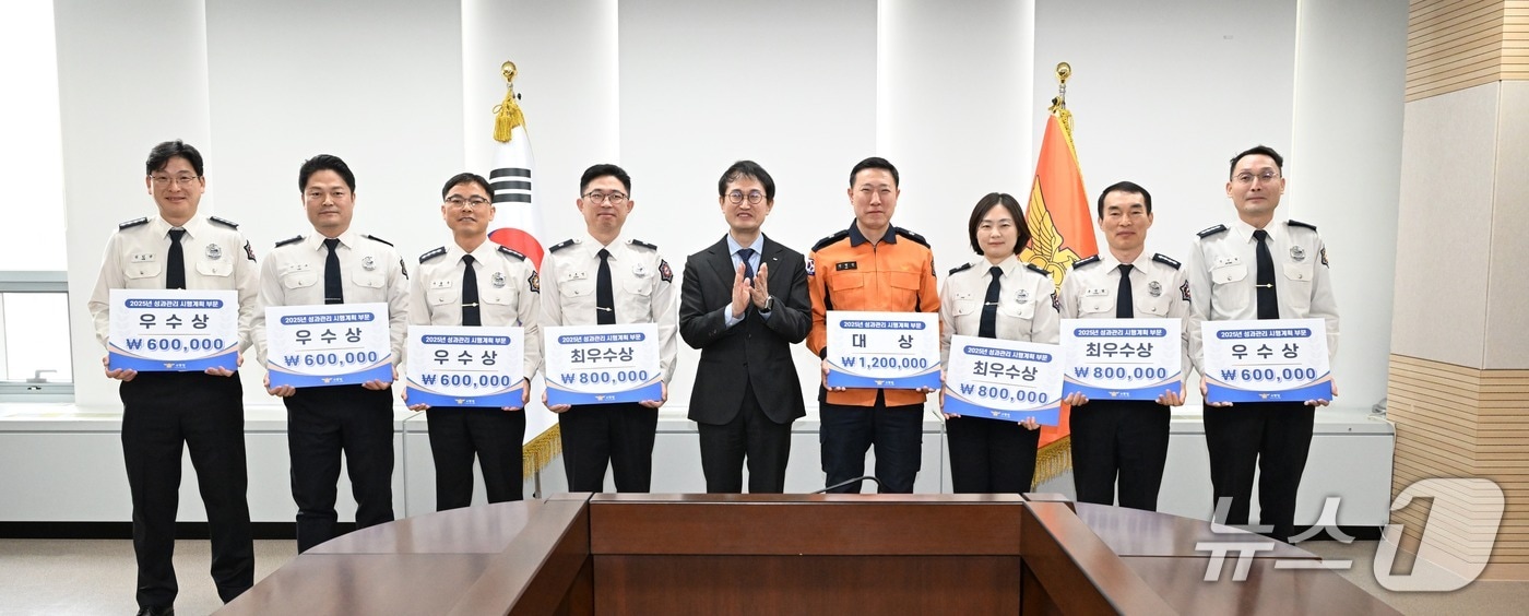 김승룡 소방청장 직무대행이 ‘2025년 성과관리 시행계획 자체평가 우수부서 시상식’을 가진 후 8개 수상 부서장들과 기념촬영을 하고 있다.(소방청 제공)